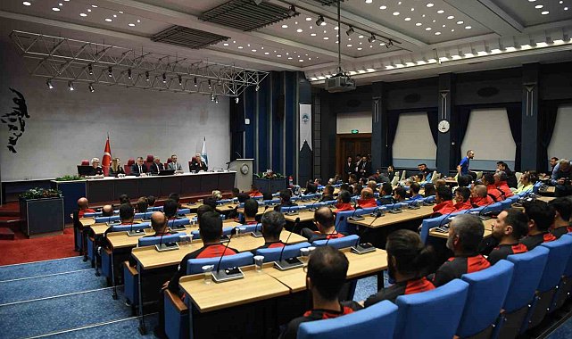 Başkan Büyükkılıç'tan afetin isimsiz kahramanlarına plaket