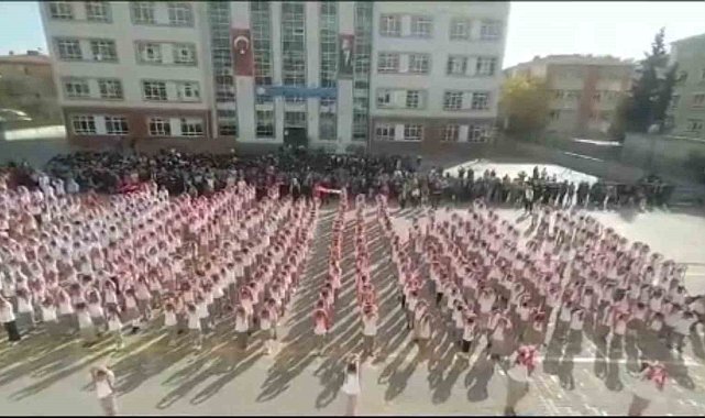 Başkent'te öğrencilerden Cumhuriyet koreografisi