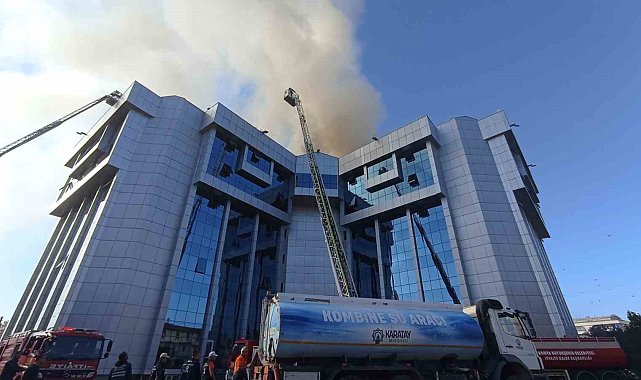Belediye binasının çatısında yangın
