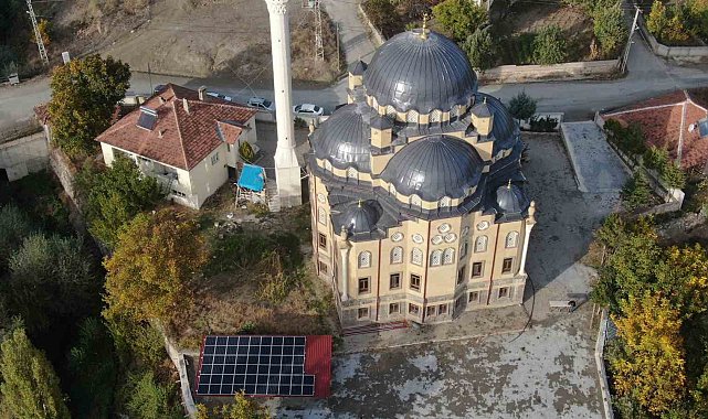 Bu caminin elektrik ihtiyacı güneş panellerinden karşılanıyor