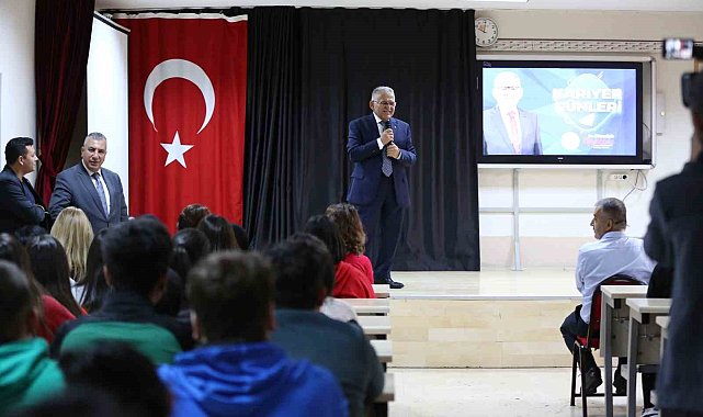 Büyükkılıç, 'Kariyer Günleri'nde Öğrencilerle Buluştu