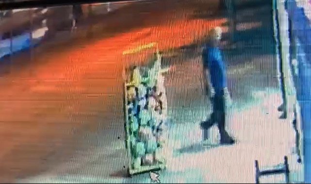 Caddenin karşısına geçmek isteyen kadına otomobil çarptı, kaza kameraya yansıdı
