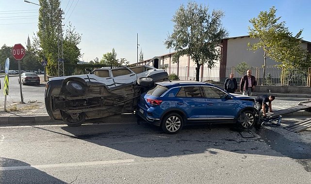 Çarpışan otomobillerden biri yan yattı: 2 yaralı