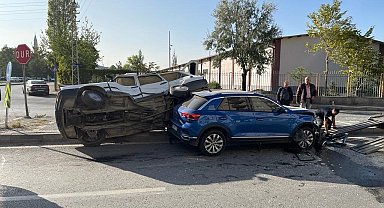 Çarpışan otomobillerden biri yan yattı: 2 yaralı