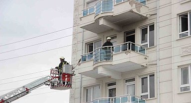 Çocuk odasında çıkan yangında 2 kişi dumandan etkilendi