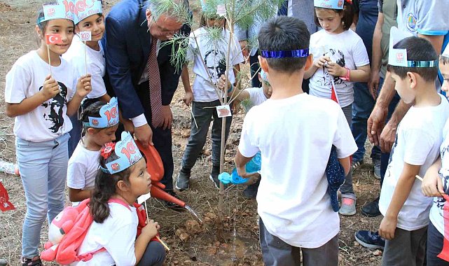 Cumhuriyet için fidanlar dikildi, 100 parçadan oluşan örgü Türk bayrağı hazırlandı