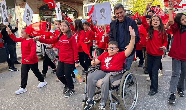 Cumhuriyet kortejine minik öğrenci tekerlekli sandalyesi ile katıldı