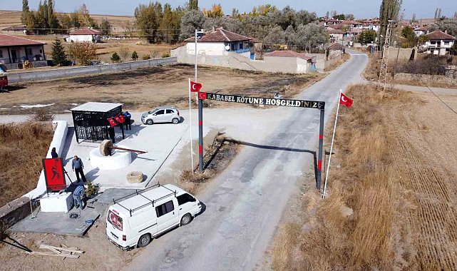 Cumhuriyet'in 100. yılı dolayısıyla köylerini bayraklarla donattılar