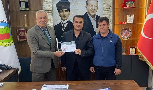 Cumhuriyet'in 100. yılı için yazılan mektup 21 yıl sonra belediye başkanına teslim edildi