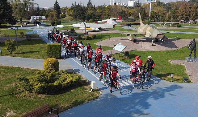 Cumhuriyet'in 100'üncü yılı için 100 kilometre pedal çevirdiler