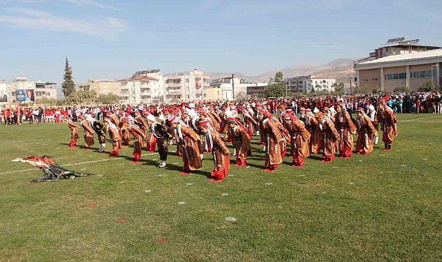 Cumhuriyet'in 100'üncü yılında 100 öğretmen zeybek oynadı