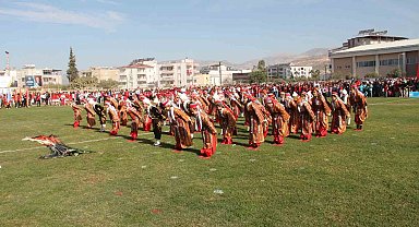 Cumhuriyet'in 100'üncü yılında 100 öğretmen zeybek oynadı