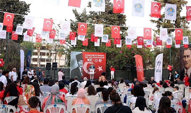 Cumhuriyetin kuruluşunun 100. yılı etkinliklerinde sevgi evlerinde kalan çocuklar renkli gösteriler sergiledi