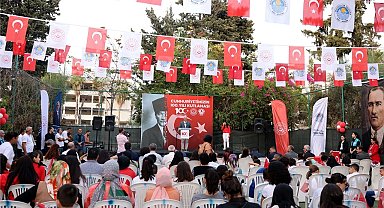 Cumhuriyetin kuruluşunun 100. yılı etkinliklerinde sevgi evlerinde kalan çocuklar renkli gösteriler sergiledi