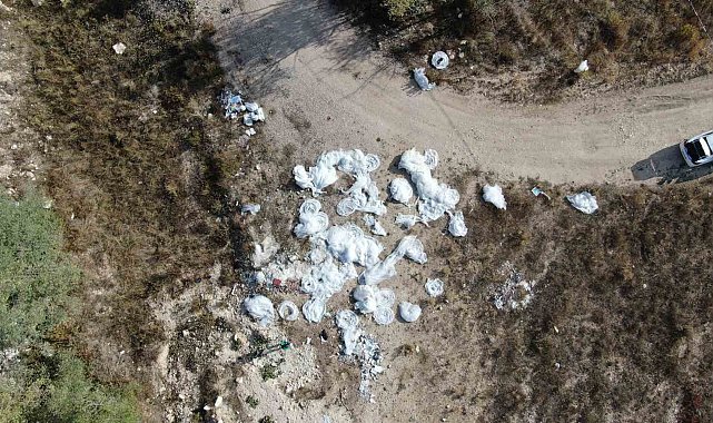 Dere kenarına atılan çok sayıda gelinlik, görenleri hayrete düşürdü