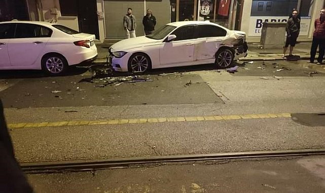 Direksiyon hakimiyetini kaybeden sürücü park halindeki araçlara çarptı