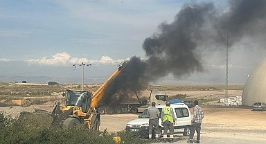 Elektrik tellerine çarpan kamyon alevlere teslim oldu