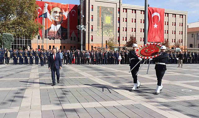 Eskişehir'de 29 Ekim kutlamaları çelenk sunma töreniyle başladı