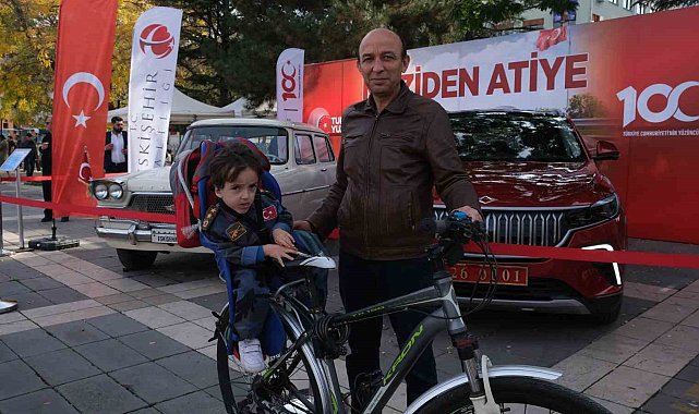 Eskişehir'de 29 Ekim kutlamalarında 'Devrim ile Togg yan yana'