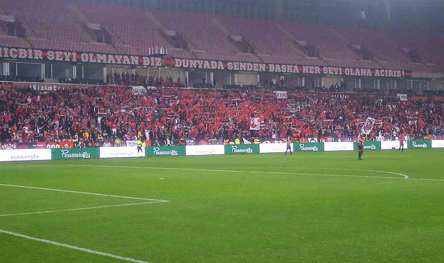 Eskişehirspor tribünlerinde Cumhuriyetin 100'üncü yıl coşkusu yaşandı