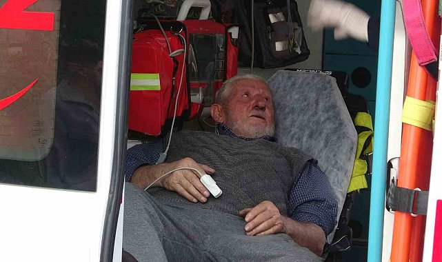 Evlerinde yangın çıkan yaşlı çifti komşusu kurtardı