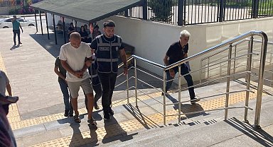 Evlerinden şasi numara baskı makinesi bile çıktı, 4 araç ele geçirildi