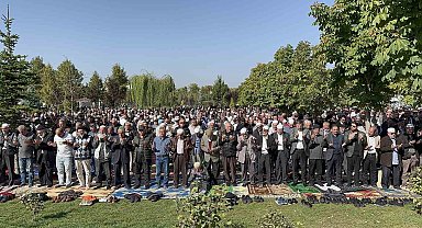 Filistin'de hayatını kaybedenler için bin 500 kişi gıyabi cenaze namazı kıldı