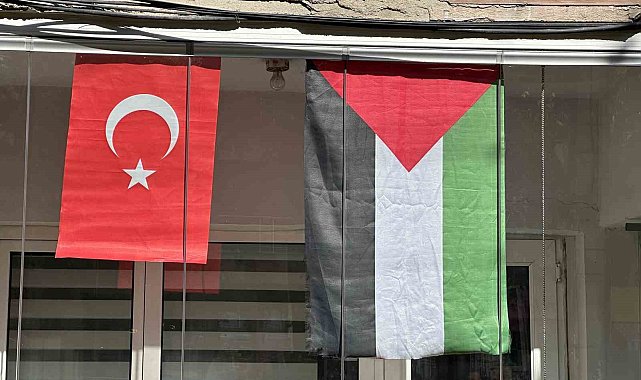 Filistin'e destek için balkonuna bayrak astı