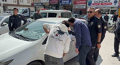 Gasp iddiasıyla durdurulan şahıs kendini araca kilitledi