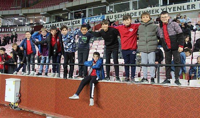 Geleceğin futbolcularından yeşil sahadaki abilerine tribün desteği