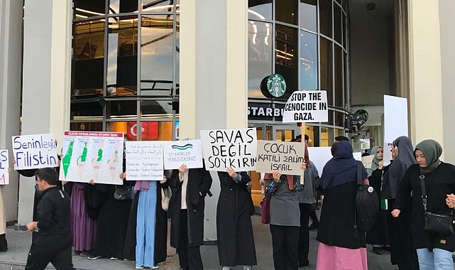 Genç kızlardan Starbucks önünde İsrail protestosu