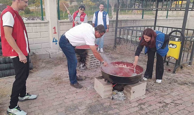 Gençler yetiştirdikleri domatesleri salça yapıp ihtiyaç sahiplerine ulaştırdı