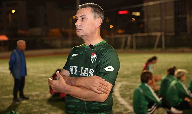 Gölbaşı'nın göz bebeği Kadın Futbol Takımı'na Başkan Şimşek'ten ziyaret