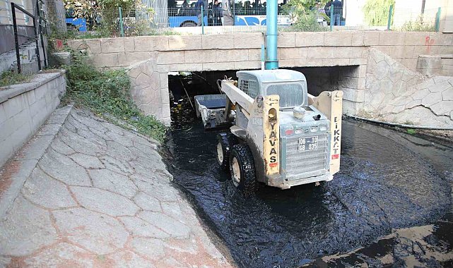 Gölbaşı'nın su kanallarında temizlik çalışması