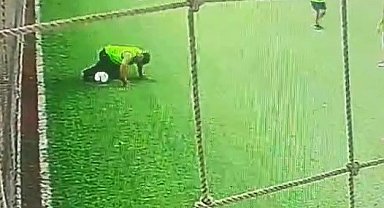 Halı sahada kalp krizi geçiren kişi hayatını kaybetti...O anlar kameralara yansıdı