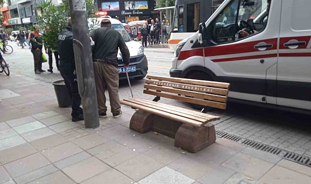 Halinden şüphelinilen kimsesiz vatandaşa polis yardım etti