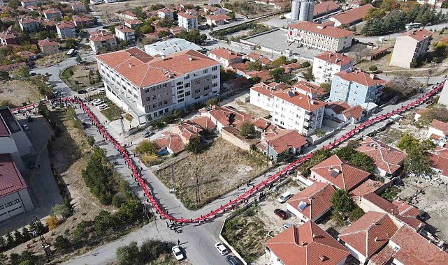 Haymanalılar 100. yılda 4 bin 447 metrelik bayrakla rekora yürüdü