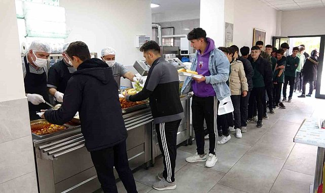 Her gün 800 kişiye sıcak yemek ikram ediliyor