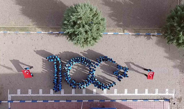 İlköğretim öğrencileri 100. Yıl koreografileriyle dikkat çekti