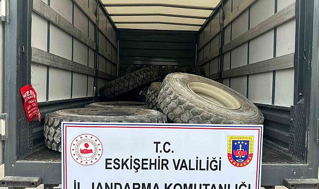 Kamyon lastiği hırsızı ile çalıntı mallarını satın alan şahıs jandarma tarafından yakalandı