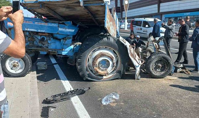 Kamyonet traktör römorkuna çarptı: 2 yaralı