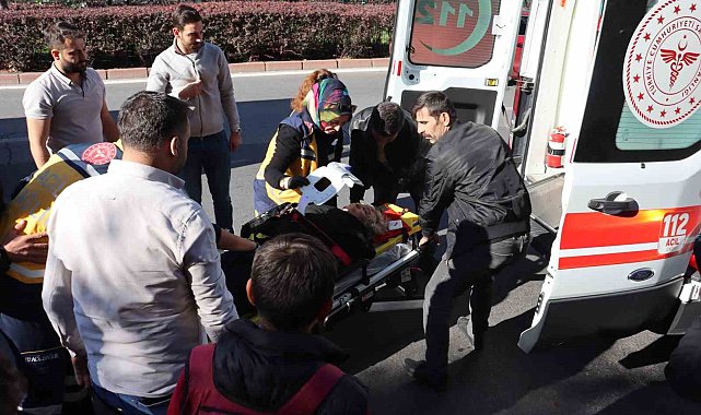 Karşıdan karşıya geçmek isteyen yaşlı kadına otomobil çarptı