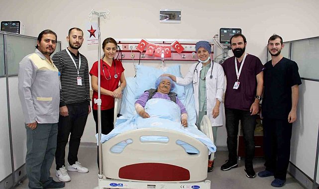 Kayseri Devlet Hastanesinin gururu: Cumhuriyet ile yaşıt teyzeyi taburcu ettiler