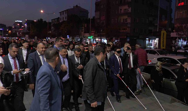 Kayseri protokolünden 'göz bantlı' farkındalık yürüyüşü