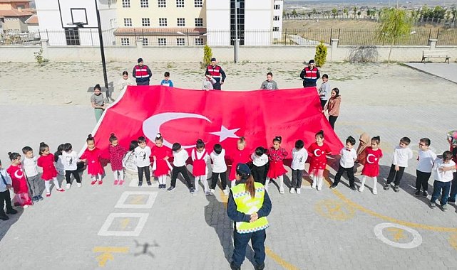 Kayseri'de 270 öğrenciden '100. Yıl Koreografisi'