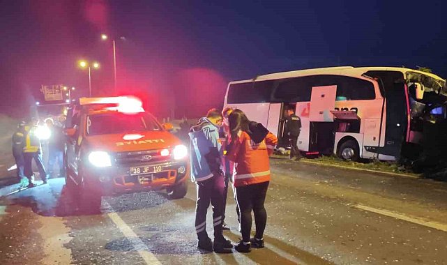 Kayseri'de kontrolden çıkan yolcu otobüsü aydınlatma direğine çarptı: 16 yaralı