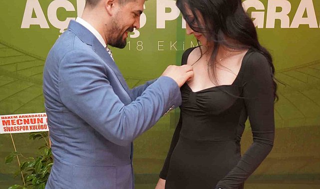 Kendisi gibi hakem eşine kokart sürprizi