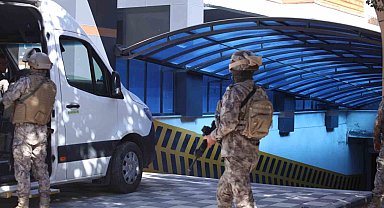 Kendisini eve kilitleyen genç, canlı yayın açıp özel harekat polisine direndi