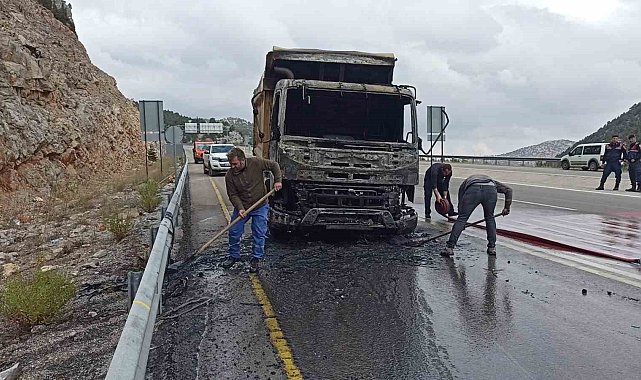 Kireç taşı yüklü hafriyat kamyonu seyir halindeyken yandı
