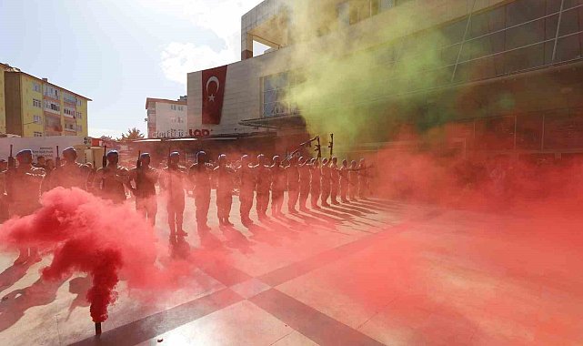 Komandoların gösterisi izleyenleri mest etti